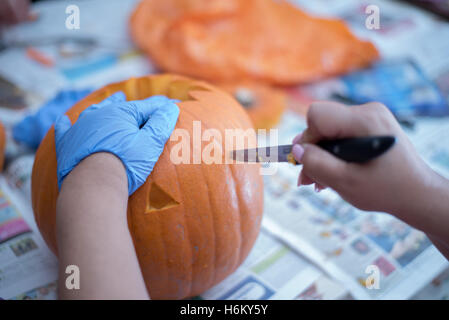 La zucca carving- gli occhi Foto Stock