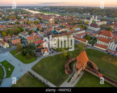 Kaunas, Lituania: antenna vista dall'alto della città vecchia e del castello Foto Stock