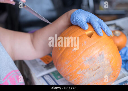 La zucca carving- coltello fuori Foto Stock