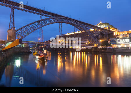 Fiume Douro e Dom Luis I Bridge, Porto, Portogallo Foto Stock