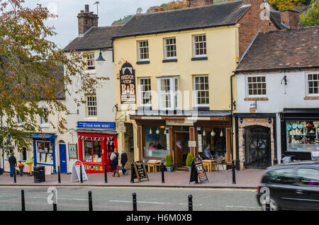I negozi sulla strada principale che attraversa il villaggio di Ironbridge nello Shropshire. Foto Stock
