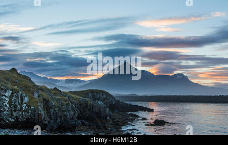 Tramonto nel villaggio di pescatori di Djupavogur, Islanda Foto Stock