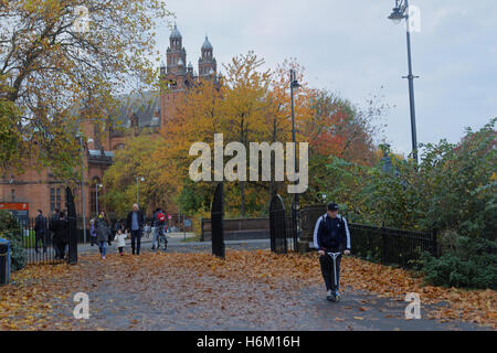 Glasgow Kelvingrove Park che contiene sia le università e il museo nella zona del parco della città benestante di west end Foto Stock