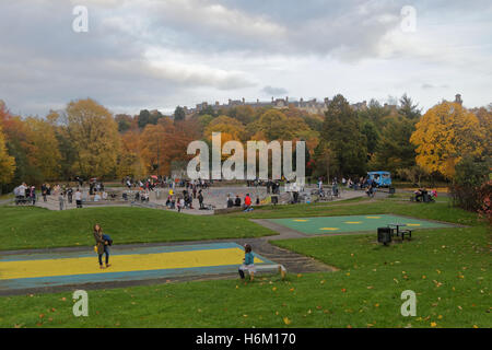 Glasgow Kelvingrove Park che contiene sia le università e il museo nella zona del parco della città benestante di west end Foto Stock