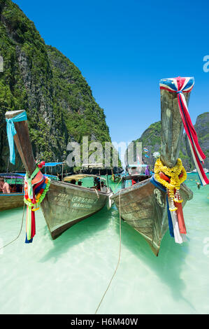 MAYA BAY, Tailandia - 12 novembre 2014: tradizionale Thai longtail barche decorate con buona fortuna infissi di prua. Foto Stock