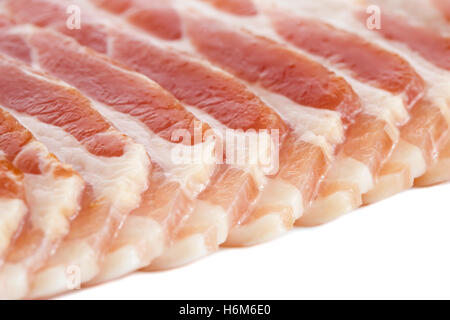 Dettaglio delle strisce di ventresche Pancetta Affumicata Cruda isolato su bianco. Foto Stock