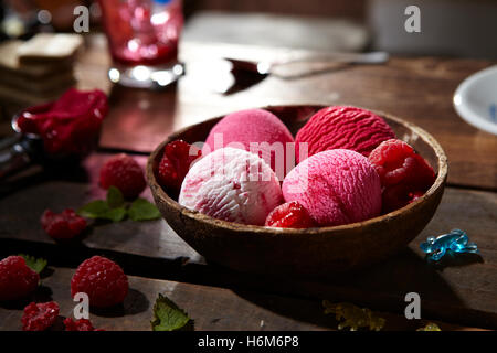 La Fragola e con gelato alla vaniglia Foto Stock