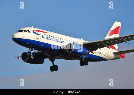 British Airways Airbus A319-131 G-EUPZ atterraggio all' Aeroporto di Heathrow, Londra Foto Stock