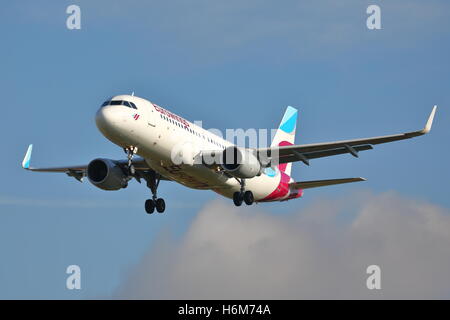 Eurowings Airbus A320-200 D-AIZU atterraggio all'Aeroporto Heathrow di Londra, Regno Unito Foto Stock