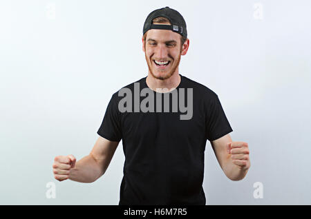 Certi giovani maschi adulti in Dark T-Shirt Baseball e cappello indossato all'indietro Foto Stock