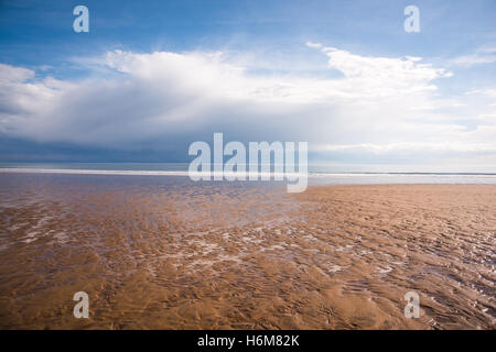 Tempesta lontano oltre il North Devon Coast visto dalla Spiaggia Pobbles, Three Cliffs Bay, Gower, South Wales, Regno Unito. Foto Stock