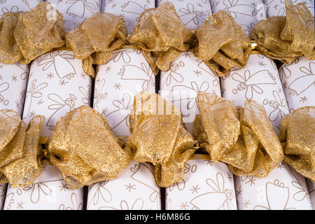 Un studio shot di Traditional Christmas Cracker o altrimenti noto come bon bons. Foto Stock