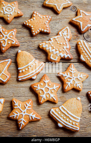 Natale gingerbread cookie sul tavolo in legno - Natale in casa panificio di festa Foto Stock