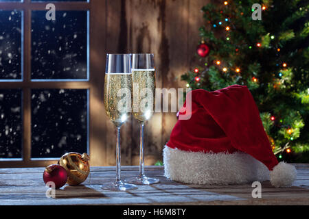 Vista ravvicinata dei due bicchieri con lo champagne sul retro di colore Foto Stock