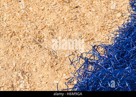 Sullo sfondo di un giallo blu decorativi sisal e segatura. Foto Stock