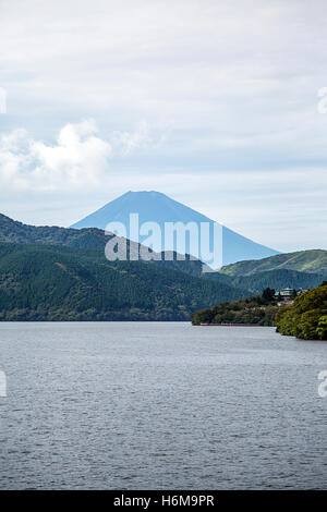 Vista sul Monte Fuji dal Lago Ashi ad Hakone, Giappone Foto Stock