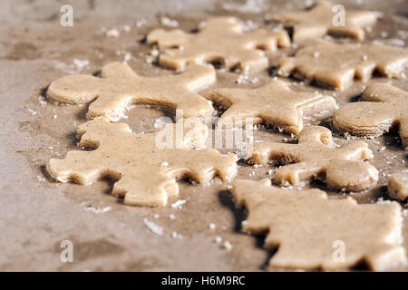 Stendere la pasta tagliata figure di Natale. Foto Stock