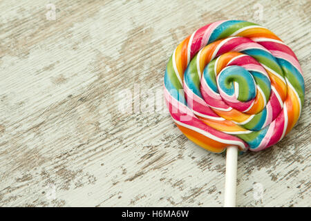 Colorato round lollipop su uno sfondo di legno Foto Stock