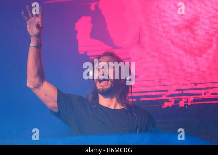 Bob Sinclar esibirsi sul palco durante il capitale della FM Monster Mash Up con Vodafone tenutasi a Manchester Academy presso l' Università di Manchester unione degli allievi, Manchester. Capitale Mash-Up Monster con Vodafone ha avuto luogo presso la Accademia di Manchester stasera. Il concerto di Halloween featured imposta da alcuni degli artisti più in voga, DJ e produttori tra cui Sigma, Bon Sinclar, Kungs, Sigala e Craig David TS5, con dj set dal capitale di Marvin Humes e Vodafone futuro cultura interruttore codice. Stampa foto di associazione. Picture Data: domenica 30 ottobre 2016. Foto di credito dovrebbe leggere: Martin Rickett/PA FILO Foto Stock