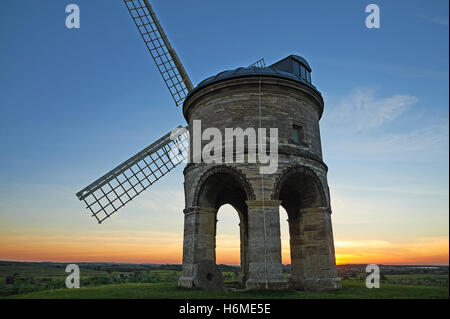 Chesterton Windmill nel Warwickshire è un edificio unico nel paesaggio, progettato da Sir Edmund Peyto Foto Stock