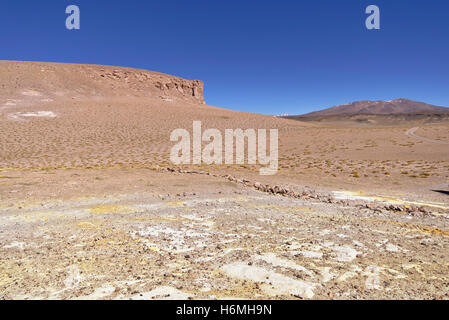 Erosione di rocce formate in un paesaggio desertico. Foto Stock