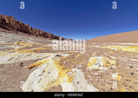 Giallo formazioni di roccia nel deserto di Atacama, Cile. Foto Stock