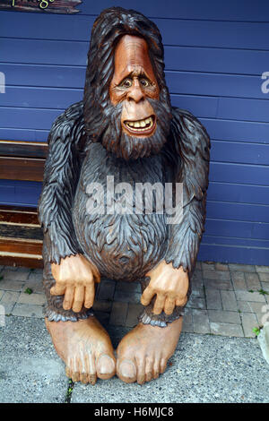 Una statua di una creatura conosciuta come Bigfoot o Sasquatch nel deserto città di Harrison Hot Springs, British Columbia, Canada. Foto Stock