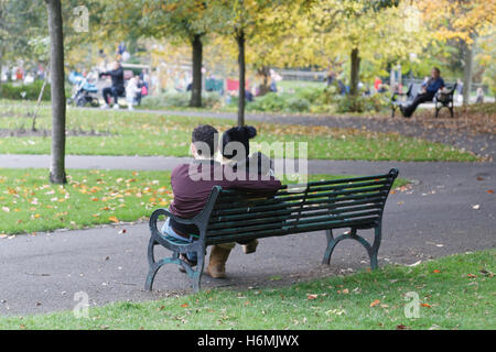 Glasgow Kelvingrove Park che contiene sia le università e il museo nella zona del parco della città benestante di west end Foto Stock