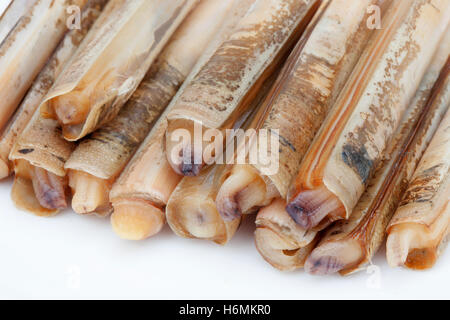 Pesce crudo. I coltelli su sfondo bianco Foto Stock