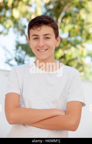 Casual tredici anni ragazzo adolescente sorridente al di fuori Foto Stock