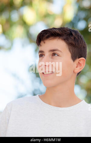 Casual tredici anni ragazzo adolescente sorridente al di fuori Foto Stock