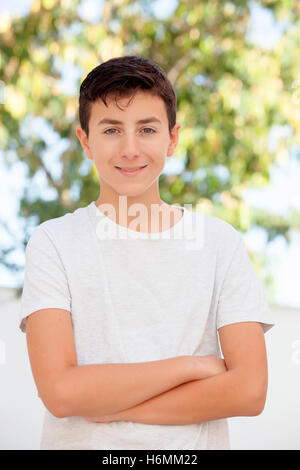 Casual tredici anni ragazzo adolescente sorridente al di fuori Foto Stock