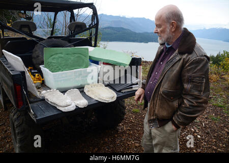 Un cacciatore Sasquatch mostrando la sua calchi in gesso di presunto Bigfoot le vie nei pressi di Harrison Hot Springs, British Columbia, Canada. Foto Stock