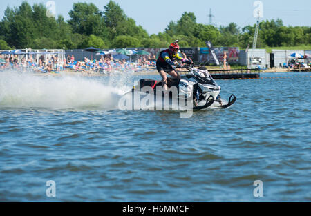 Uomo in motoslitta va veloce sull'acqua in estate Foto Stock