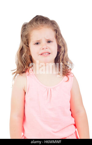 Carino bambina di tre anni in lacrime su sfondo bianco Foto Stock