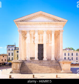 La Maison Carree tempio romano colonna architettura. Antico edificio dell Impero Romano. Nimes, Languedoc Roussillon, Francia, Europa Foto Stock