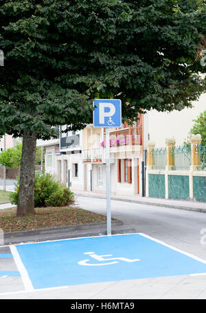 Parcheggio per disabili in una strada di un villaggio Foto Stock