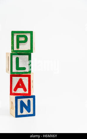 Parola Piano di blocco di legno di disporre in stile verticale su sfondo bianco e messa a fuoco selettiva Foto Stock