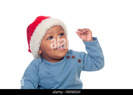 Adorabile bambino africano con cappello di Natale isolato su uno sfondo bianco Foto Stock