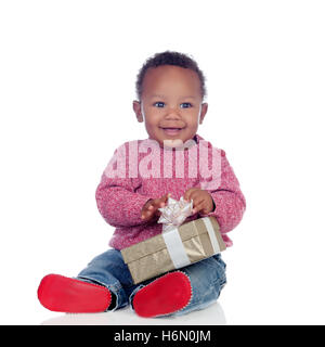 Adorable African American bambino che gioca con una confezione regalo isolato su uno sfondo bianco Foto Stock