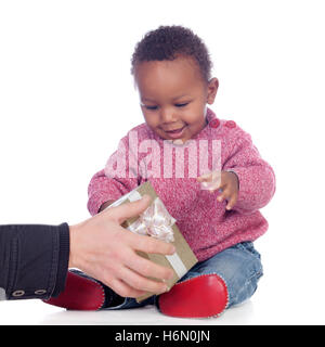 Adorable African American bambino che gioca con una confezione regalo isolato su uno sfondo bianco Foto Stock