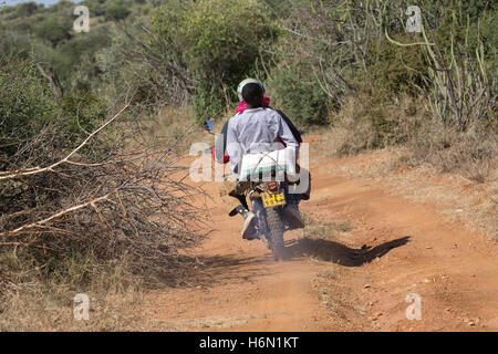 Due uomini a cavallo pikpiiki motociclo strada sterrata deserto di Laikipia Nanyuki Kenya Foto Stock
