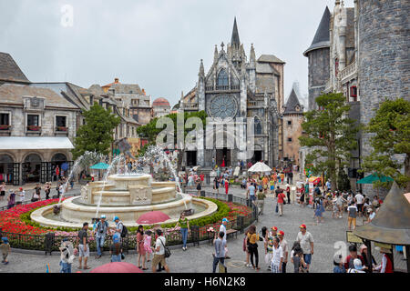 Piazza con la fontana a Ba Na Hills Resort di montagna nei pressi di Da Nang, Vietnam. Foto Stock