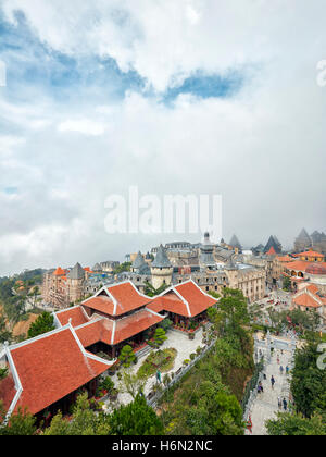 Vista aerea del villaggio francese a Ba Na Hills Resort di montagna. Da Nang, Vietnam. Foto Stock