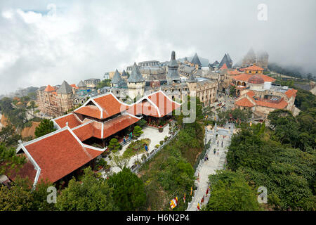 Vista in elevazione del villaggio francese a Ba Na Hills Resort di montagna. Da Nang, Vietnam. Foto Stock