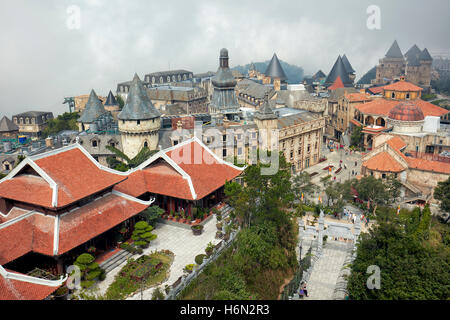 Vista aerea del villaggio francese a Ba Na Hills Resort di montagna. Da Nang, Vietnam. Foto Stock