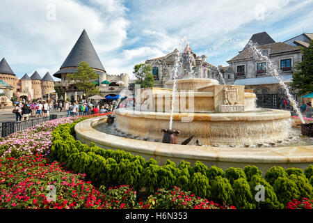 Letto floreale con fontana a Fantasy Park. BA Na Hills Mountain Resort, da Nang, Vietnam. Foto Stock