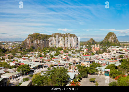Vista in elevazione delle montagne di marmo. Da Nang, Vietnam. Foto Stock