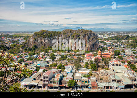 Vista in elevazione delle montagne di marmo. Da Nang, Vietnam. Foto Stock