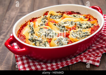 Paste alimentari farcite gusci con spinaci ricotta Foto Stock